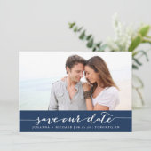 Save The Date Script manuscrit bleu marine Enregistrer la date (Debout devant)