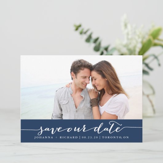 Save The Date Script manuscrit bleu marine Enregistrer la date (Debout devant)