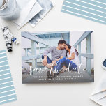 Save The Date Script manuscrit moderne Mariage photo bleu<br><div class="desc">Annoncez votre mariage dans le style avec ces modernes enregistrer les cartes d'annonce de date qui mettent en vedette votre photo de fiançailles avec un joli script superlay design qui est élégant mais jouant. Inclut un texte personnalisé moderne qui peut être personnalisé sur le devant avec tous les détails importants,...</div>