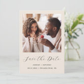 Save The Date Script minimal d'une photo beige (Debout devant)