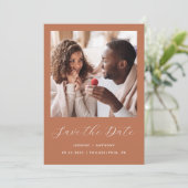 Save The Date Script Minimal One Photo Terracotta (Debout devant)