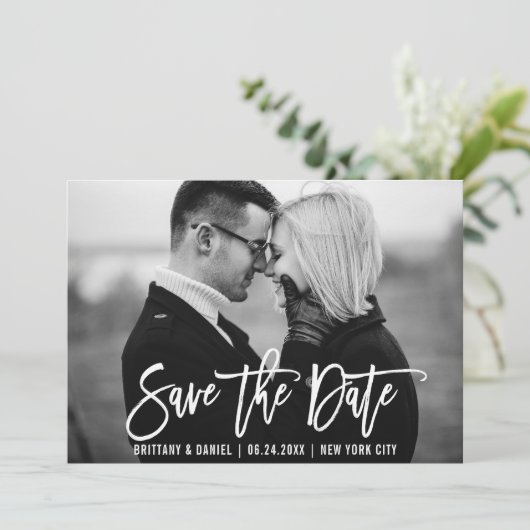 Save The Date Script moderne de brosse tendance Enregistrer la c (Debout devant)