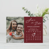 Save The Date Script moderne rouge élégant photo Calendrier pers (Debout devant)