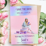 Save The Date Script photo holographique rose violet Sweet 16<br><div class="desc">Un moderne et élégant Save the Date for a Sweet 16. Arrière - plan holographique,  rose,  violet vert menthe. Personnalisez et ajoutez une photo,  une date et un nom.</div>