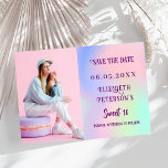 Save The Date Script photo holographique rose violet Sweet 16<br><div class="desc">Un moderne et élégant Save the Date for a Sweet 16. Arrière - plan holographique,  rose,  violet vert menthe. Personnalisez et ajoutez une photo,  une date et un nom.</div>