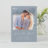 Save The Date Script Photo Minimaliste Code QR Bleu Poussiéreux (Debout devant)