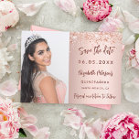 Save The Date Script photo rose en or Quinceanera<br><div class="desc">Un style moderne et élégant Save the Date pour une Quinceañera. arrière - plan rose doré dégradé,  décoré de confettis d'or rose. Personnalisez et ajoutez une photo,  une date et un nom. Le texte : Save the Date est écrit avec un script de style à la main tendance.</div>