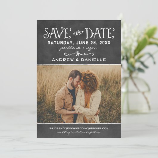 Save The Date Script rustique Chalkboard Mariage photo noir (Debout devant)