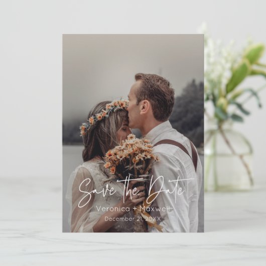 Save The Date Script simple et moderne à la main photo (Debout devant)