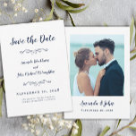 Save The Date Scrire de photo Delictic Romantic Calligraphie Ble<br><div class="desc">Elégant, délicat enregistrer les cartes de date dans beau romantique bleu marine et blanc sont classiques, formels et intemporels. Le design romantique sans bordure vous permet de choisir facilement la forme du papier pour votre faire-part fiançailles. Un côté de la conception dispose d'un modèle moderne pour ajouter facilement une photo...</div>