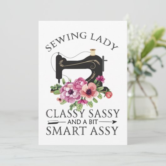Save The Date Sewing Lady Class Sassy And A Bit Smart Assy (Debout devant)