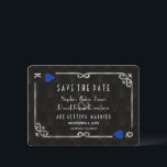 Save The Date Silver Blue Casino Las Vegas Poker Mariage<br><div class="desc">Unique Casino Royale, design de carte à thème art déco. Il présente un style art déco vintage, un cadre rompu de Roaring des années 1920 avec fausse feuille d'argent Fleur-de-lis, coeurs bleus, Q et K sur deux coins (simulant des cartes à jouer), sur arrière - plan motif Art déco. Sur...</div>