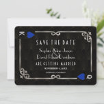 Save The Date Silver Blue Casino Las Vegas Poker Mariage<br><div class="desc">Unique Casino Royale, design de carte à thème art déco. Il présente un style art déco vintage, un cadre rompu de Roaring des années 1920 avec fausse feuille d'argent Fleur-de-lis, coeurs bleus, Q et K sur deux coins (simulant des cartes à jouer), sur arrière - plan motif Art déco. Sur...</div>