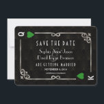 Save The Date Silver Forest Green Casino Las Vegas Poker Mariage<br><div class="desc">Unique Casino Royale et Great Gatsby conception de carte à thème. Il présente un style art déco vintage, un cadre rompu de Roaring des années 1920 avec fausse feuille d'or Fleur-de-lis, coeurs vert forêt, Q et K sur deux coins (simulant les cartes à jouer). Sur le dos faux motif Art...</div>