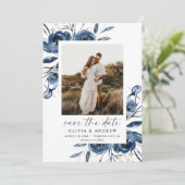 Save The Date Simple Élégant Mariage Fleur Bleu Script & Photo (Debout devant)