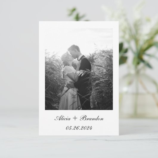 Save The Date Simple Elegant Photo Noir Blanc Texte Mariage (Debout devant)