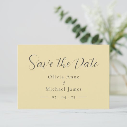 Save The Date Simple Jaune Pastel & Écriture Blanche Mariage  (Debout devant)