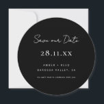 Save The Date Simple minimaliste Cercle noir et blanc rond<br><div class="desc">Peut être entièrement customisé pour répondre à vos besoins. © Gorjo Designs. Fait pour vous via la plateforme Zazzle. // Vous cherchez des articles correspondants ? Autre papeterie de l'ensemble disponible dans la section "collections" de mon magasin. // Besoin d'aide pour customiser votre design ? Vous avez d'autres idées ?...</div>