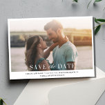 Save The Date Simple minimaliste élégant Mariage photo<br><div class="desc">Notre Simple Minimaliste Elegant Photo Wedding Save the Date est le choix parfait pour ceux qui apprécient l'élégance de la simplicité et veulent mettre leurs souvenirs chéris à l'avant-garde de leur faire-part mariage. Votre photo de fiançailles préférée occupe le devant de la scène, entourée d'une bordure propre et nette. Vous...</div>