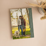 Save The Date Simple moderne arête ondulée sage photo verte<br><div class="desc">Simple mais élégant, cette sauvegarde de la date dispose d'un bord ondulé moderne tendance ainsi que de la typographie simple pour vos détails mariages. Avec une grande photo à l'avant et une autre à l'arrière, c'est une excellente façon de montrer vos photos fiançailles. Le bord et le dos sont vert...</div>