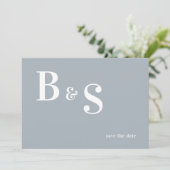Save The Date Simple moderne Dusty Blue Monogramme QR Enregistre (Debout devant)