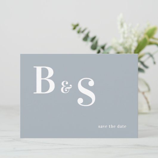 Save The Date Simple moderne Dusty Blue Monogramme QR Enregistre (Debout devant)