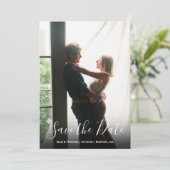 Save The Date Simple Photo de Script Élégant Moderne (Debout devant)