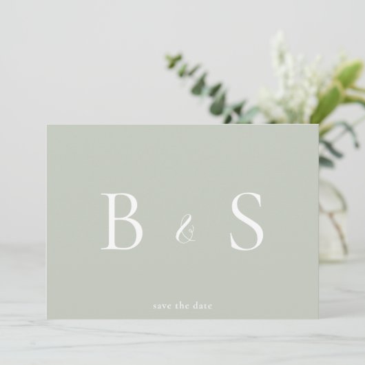 Save The Date Simple Sage & Blanc Monogramme QR Code Enregistrer (Debout devant)