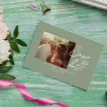 Save The Date Simple Sage Green Calligraphy Boho Mariage photo<br><div class="desc">Un mariage photo simple et chic sauge vert et blanc très élégant sauver la date. Ce qui comporte un minimum de verdure arrière - plan et blanc enregistrer la typographie de la brosse de date. Avec fiançailles personnalisable ou juste marié décontracté et photo de la mariée. Attrapez ce mariage élégant,...</div>