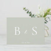 Save The Date Simple Sage & Monogramme Blanc Code QR Enregistrez (Debout devant)