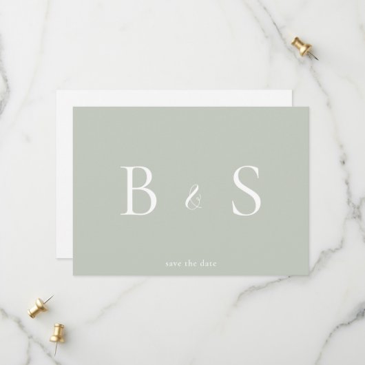 Save The Date Simple Sage & Monogramme Blanc Code QR Enregistrez (Devant/Arrière en situation)