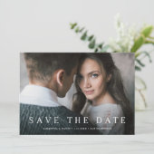 Save The Date Simple Serif | Texte Classique Élégant et Photo (Debout devant)