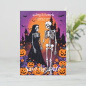 Save The Date Skeleton Couple in Spooky Town at Dusk Wedding (Debout devant)