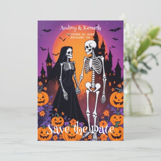 Save The Date Skeleton Couple in Spooky Town at Dusk Wedding (Debout devant)