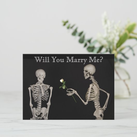Save The Date Skeleton donne un Rose Enregistrer la date (Debout devant)