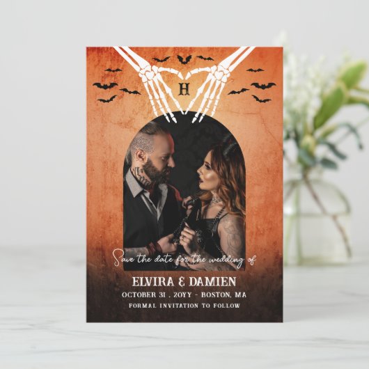 Save The Date Skeleton Heart Monogram Goth Photo Enregistrer la (Debout devant)