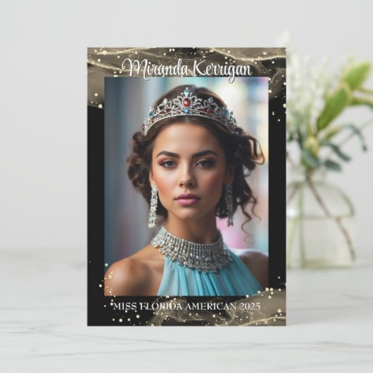 Save The Date Sparkling Sand Pageant Autograph Card QR Code (Debout devant)