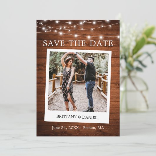 Save The Date Style Caméra instantanée Photo Lumières en bois (Debout devant)