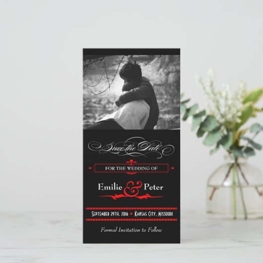 Save The Date Style d'affiche rouge et noir Enregistrer la date (Debout devant)