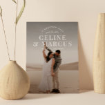 Save The Date Style simple photo complète double face blanc<br><div class="desc">Cette sauvegarde de la date comporte votre photo et les noms comme point focal avec le type stylisé et un dégradé de décoloration pour mettre le texte en surbrillance. Ajoutez une photo supplémentaire à l'arrière.</div>