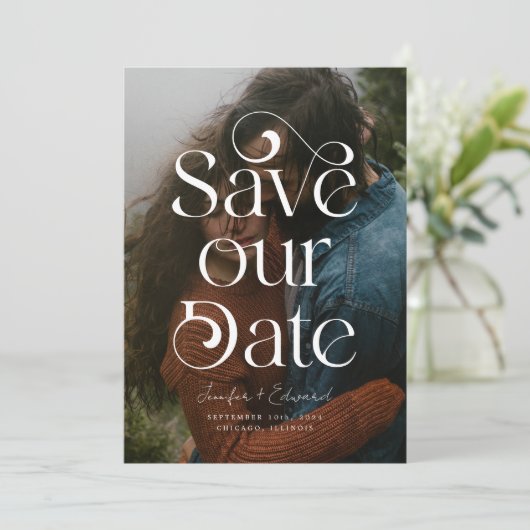 Save The Date Stylish Overlay Typographie Photo Enregistrer La D (Debout devant)