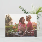 Save The Date Superposition de calligraphie fantaisiste blanche  (Debout devant)