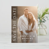 Save The Date Superposition verticale foncée élégante photo mari (Debout devant)