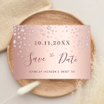 Save The Date Sweet 16 ans rose diamants or<br><div class="desc">Un féminin et glamour Enregistrer la carte Date pour une Sweet 16, 16e anniversaire. Un arrière - plan rose féminin, rose d'or faux métallique à l'aspect décoré avec une aspersion de diamant en or rose. Modèles pour une date et votre texte. Lettres de couleur or rose foncé. Le texte :...</div>