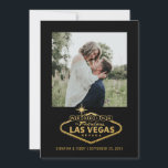 Save The Date SYMBOLE Mariage DE Las Vegas Black Gold Photo<br><div class="desc">Famous Fabulous Welcome to Las Vegas Sign (modifié pour lire le Mariage à Las Vegas) en faux or sur un élégant et moderne 5x7 Enregistrer la carte Date avec un arrière - plan noir couleur modifiable et facile à modifier modèle pour votre photo, noms, et date sur le devant. Le...</div>