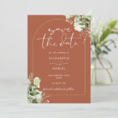 Save The Date Terracotta Greenery Gold Arch QR Code Mariage (Debout devant)