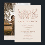 Save The Date Terracotta Rustic Floral Fall Fleur sauvage Photo<br><div class="desc">Annoncez votre journée spéciale avec cette carte de datation magnifiquement illustrée, avec des fleurs d'automne délicates dans les teintes en terre cuite. Parfait pour un mariage rustique, extérieur ou à la grange. Entièrement personnalisable avec vos noms, date et message. Coordonnée avec la collection complète pour une suite de papeterie mariage...</div>