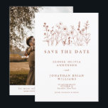 Save The Date Terracotta Rustic Floral Fall Fleur sauvage Photo<br><div class="desc">Annoncez votre journée spéciale avec cette carte de datation magnifiquement illustrée, avec des fleurs d'automne délicates dans les teintes en terre cuite. Parfait pour un mariage rustique, extérieur ou à la grange. Entièrement personnalisable avec vos noms, date et message. Coordonnée avec la collection complète pour une suite de papeterie mariage...</div>