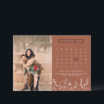 Save The Date Terracotta Rustic Floral Fall Fleur sauvage Photo<br><div class="desc">Annoncez votre journée spéciale avec ce calendrier photographique magnifiquement illustré, enregistrez la carte de date avec des fleurs d'automne délicates dans les teintes en terre cuite. Parfait pour un mariage rustique, extérieur ou à la grange. Entièrement personnalisable avec vos noms, date et message. Coordonnée avec la collection complète pour une...</div>