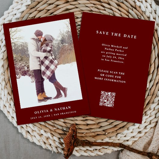 Save The Date Texte et photo élégants en rouge foncé | Code QR M